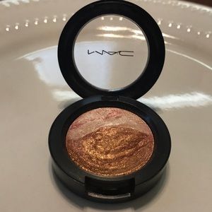 MAC Engaging Mineralize Eye Shadow